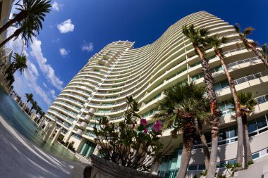 Sörfçüler Paradise, Avustralya - 10 Eylül 2018: Cavill Bulvarı yakınlarında mimarlık. Avustralya 'nın ikonik kıyı turizm merkezleri dünyanın dört bir yanından yılda 10 milyon turist çekiyor..