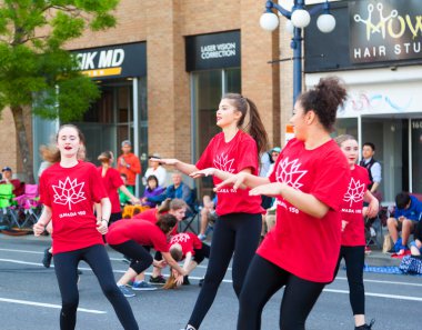 Victoria Canada - 22 Mayıs 17: Victoria 'nın en büyük geçit töreni ve Kanada ve ABD' den 100.000 'den fazla insan.