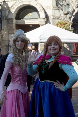 VICTORIA CANADA OCT 31 16: Cadılar Bayramı 'nda neşeli, yaratıcı kostümler giyen ve Wicked Victoria Günü' nde makyaj yapan insanlarla dolu şehir merkezi. Şehrin Cadılar Bayramı 'nda canlanan ihtiraslı bir tarihi var..