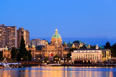 VICTORIA, BC, CanADA - 16 Ağustos 2016. Viktorya dönemi sokak lambaları Inner Limanı 'ndaki suya yansıyor