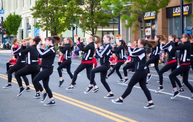 Victoria Canada - 22 Mayıs 17: Victoria 'nın en büyük geçit töreni ve Kanada ve ABD' den 100.000 'den fazla insan.