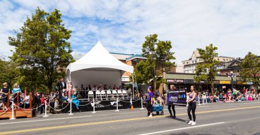 Victoria Canada - 22 Mayıs 17: Victoria 'nın en büyük geçit töreni ve Kanada ve ABD' den 100.000 'den fazla insan.