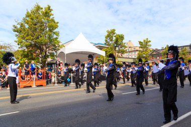 Victoria Canada - 22 Mayıs 17: Victoria 'nın en büyük geçit töreni ve Kanada ve ABD' den 100.000 'den fazla insan.