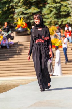 Calgary, Kanada - 10 Ağustos 2014: Olympic Plaza 'da halka açık alanda Arap tarzı moda gösteren model. 