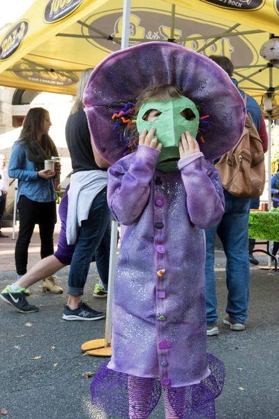 Victoria Canada Oct Tłoczno Śródmieściu Radosnymi Ludźmi Halloween Kreatywnymi Kostiumami — Zdjęcie stockowe