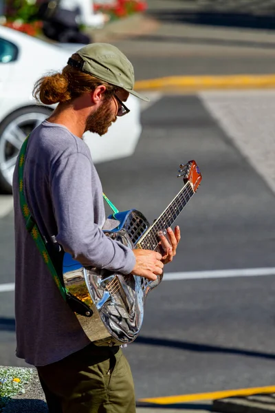 路上でギターを手にした若者が — ストック写真