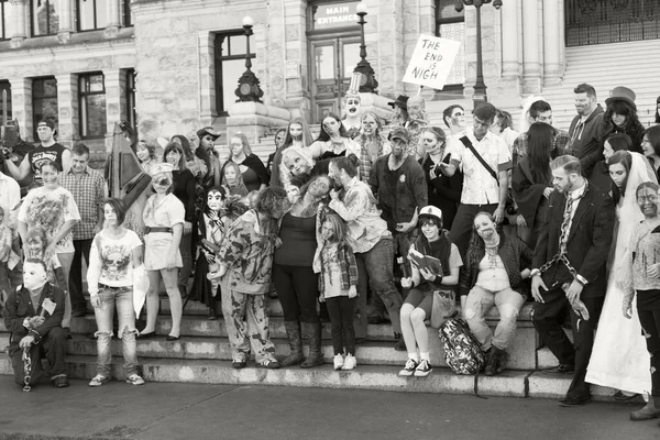 Victoria Canada Oct 2016 Zombies在2016年Zombie Walk Ii期间接管了维多利亚市中心 身穿僵尸服装的年轻人参加了会议 僵尸步行是维多利亚的一项年度活动 — 图库照片