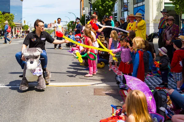 Victoria Canada 10月31日16 Wicked Victoria Dayのハロウィン 創造的な衣装 化粧を身に着けている幸せな人々でダウンタウンで混雑しました 街にはハロウィーンでの生活に来る恐ろしい歴史があります — ストック写真