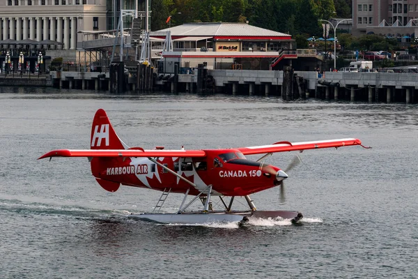 Victoria Canada 2016年8月11日 港内の水上飛行機の交通 この輸送は非常に重要で バンクーバーとの間で頻繁に行われ 飛行も非常に写真です — ストック写真