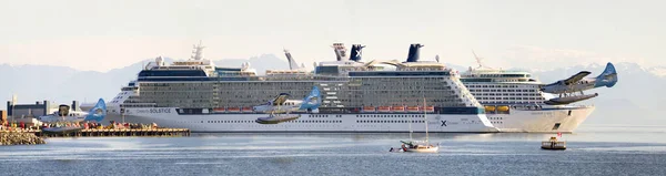 Blick Auf Großes Modernes Kreuzfahrtschiff Das Meer Schwimmt — Stockfoto