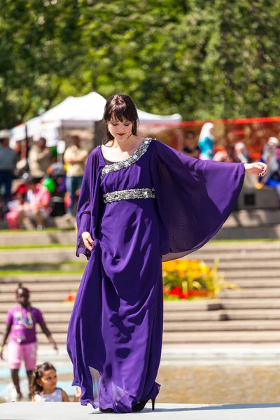 Calgary Kanada Ağustos 2014 Olympic Plaza Halka Açık Alanda Arap — Stok fotoğraf