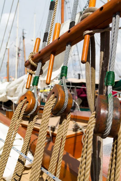 旧船帆 在木帆船上安装的甲板和绳索 详细说明 — 图库照片