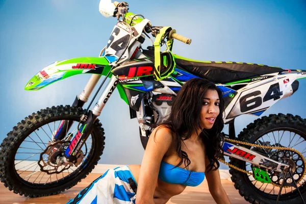 Joven Hermosa Mujer Ropa Deportiva Posando Cerca Moto Estudio — Foto de Stock