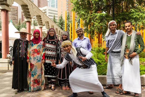 加拿大卡尔加里 2014年8月10日 模特在奥林匹克广场的公共场所展示阿拉伯风格的时装 — 图库照片