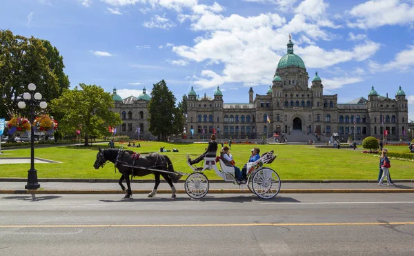 Victoria Canadá Agosto 2017 Entrenador Con Turistas Casa Del Parlamento — Foto de Stock