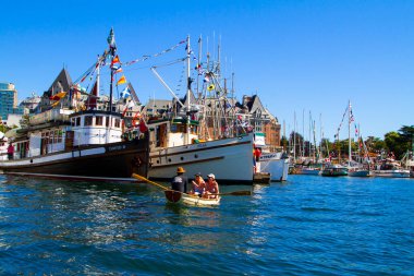 O gün şehrin limanında yatlar vardı.