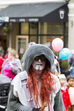 VICTORIA, CANADA - OCT 7 2017: Zombiler 2017 Zombi Yürüyüşü II sırasında Victoria 'yı ele geçirdi. Zombi kostümlü gençler katılıyor. Zombi Yürüyüşü Victoria 'da yıllık bir etkinliktir..