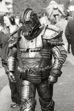 VICTORIA CANADA - 31 Ekim 2016: Wicked Victoria Günü 'nde Cadılar Bayramı' nda yaratıcı kostüm giyen adam. Şehrin Cadılar Bayramı 'nda canlanan ihtiraslı bir tarihi var.. 