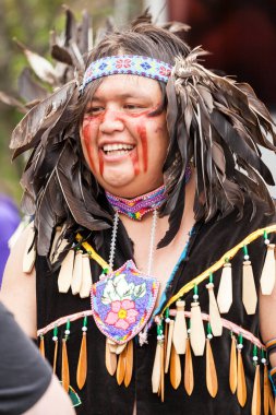 VICTORIA, CANADA - 18 Haziran 2016: Victoria Aborjin Kültür Festivali 'nde ilk yerli dansçılar sahne alacak. Victoria şehir merkezindeki Royal BC Müzesi 'nde muhteşem performanslar..