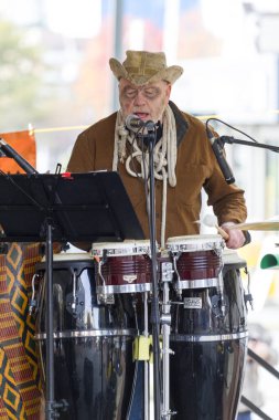 VICTORIA CANADA OCTOBER 31, 2016: Wicked Victoria Günü 'nde Cadılar Bayramı yaratıcı kostümü giyen grup üyesi. Şehrin Cadılar Bayramı 'nda canlanan ihtiraslı bir tarihi var..