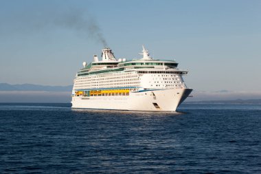 Denizde gemi gezisi.