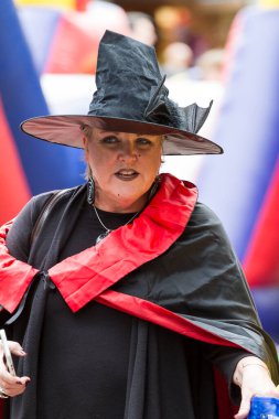 VICTORIA CANADA OCT 31 16: Cadılar Bayramı 'nda neşeli, yaratıcı kostümler giyen ve Wicked Victoria Günü' nde makyaj yapan insanlarla dolu şehir merkezi. Şehrin Cadılar Bayramı 'nda canlanan ihtiraslı bir tarihi var..