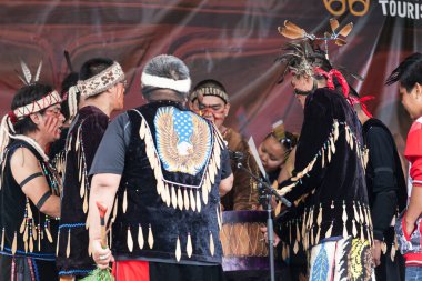 VICTORIA, CANADA - 18 Haziran 2016: Victoria Aborjin Kültür Festivali 'nde ilk yerli dansçılar sahne alacak. Victoria şehir merkezindeki Royal BC Müzesi 'nde muhteşem performanslar..