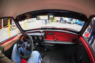 Adam direksiyonlu bir araba kullanıyor.