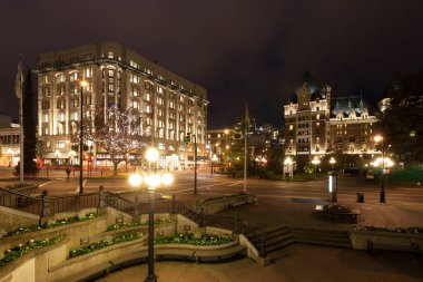 Gece vakti şehrin aydınlatma manzarası