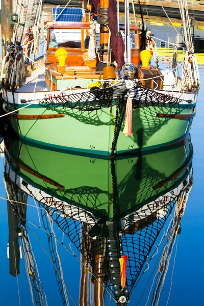 Kilátás Város Kikötői Turisztikai Hajók Nappal — Stock Fotó