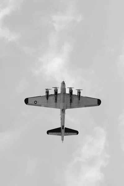 空を飛ぶ軍用戦闘機 — ストック写真