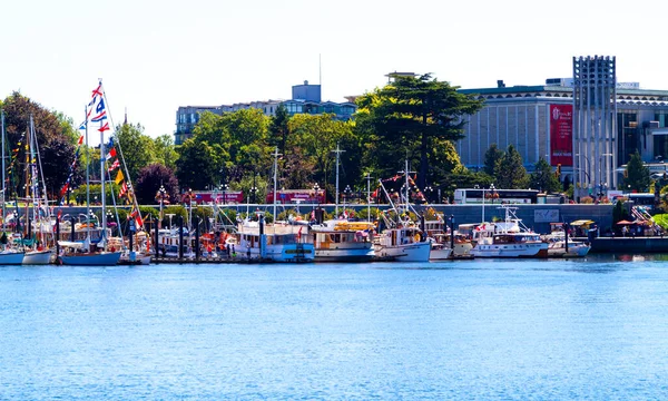 Akdeniz kıyısında tekneleri olan deniz ve sahil manzarası