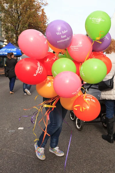 Person Som Håller Färgglada Ballonger — Stockfoto