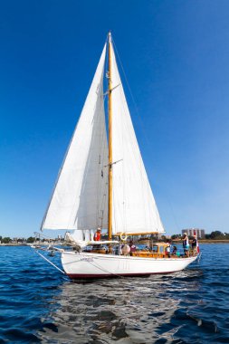 VICTORIA, CANADA -SEPT 4, 2016: Geleneksel Victoria Klasik Bot Festivali Kanada, ABD 'den çok sayıda ev sahibi ve ziyaretçi çekiyor. Son günde sergilenen ve yelken açan birçok el işi var.. 