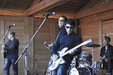 Kanada, Victoria - 21 Temmuz 2016: Victoria Kasaba halkı için yerel müzisyenlerin performansı