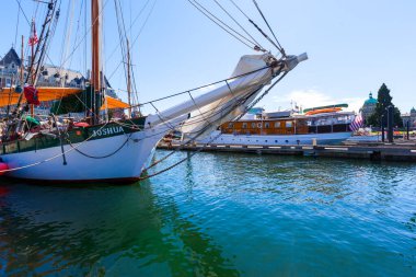 VICTORIA, BC, CANADA - SEPT 2, 2017: Victoria Klasik Tekne Festivali 'ne yanaşan vintage botlar