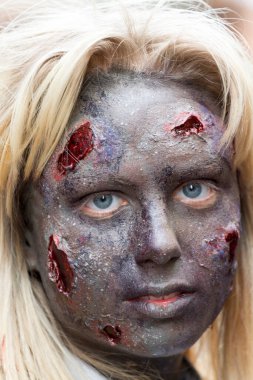 VICTORIA, CANADA - OCT 7 2017: Zombiler 2017 Zombi Yürüyüşü II sırasında Victoria 'yı ele geçirdi. Zombi kostümlü gençler katılıyor. Zombi Yürüyüşü Victoria 'da yıllık bir etkinliktir..