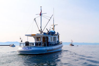 Gemi denizde küçük bir tekne..