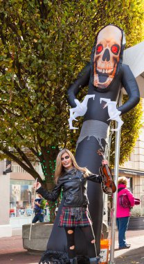 VICTORIA CANADA OCT 31 16: Cadılar Bayramı 'nda neşeli, yaratıcı kostümler giyen ve Wicked Victoria Günü' nde makyaj yapan insanlarla dolu şehir merkezi. Şehrin Cadılar Bayramı 'nda canlanan ihtiraslı bir tarihi var..