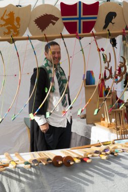 VICTORIA CANADA - 31 Ekim 2016: Wicked Victoria Günü 'nde Cadılar Bayramı' nda yaratıcı kostüm giyen adam. Şehrin Cadılar Bayramı 'nda canlanan ihtiraslı bir tarihi var.. 