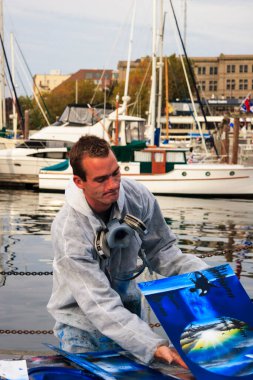 VICTORIA CANADA-OCT 27 2007: Peter Richard ressamı halk kalesinde eserleri üzerinde çalışıyor.