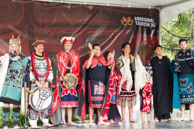 VICTORIA, CANADA - 18 Haziran 2016: Victoria Aborjin Kültür Festivali 'nde ilk yerli dansçılar sahne alacak. Victoria şehir merkezindeki Royal BC Müzesi 'nde muhteşem performanslar..