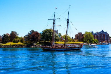 Akdeniz kıyısında turistik tekneleri olan deniz ve sahil manzarası