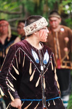 VICTORIA, CANADA - 18 Haziran 2016: Victoria Aborjin Kültür Festivali 'nde ilk yerli dansçılar sahne alacak. Victoria şehir merkezindeki Royal BC Müzesi 'nde muhteşem performanslar..