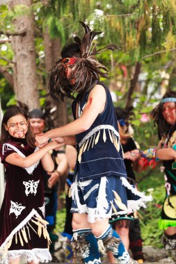 VICTORIA, CANADA - 18 Haziran 2016: Victoria Aborjin Kültür Festivali 'nde ilk yerli dansçılar sahne alacak. Victoria şehir merkezindeki Royal BC Müzesi 'nde muhteşem performanslar..