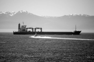 Güzel bir geminin siyah beyaz fotoğrafı.