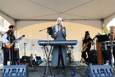 Victoria, British Columbia, Kanada - 29 Ekim 2017: Wicked Victoria sokak festivalinde kimliği belirsiz katılımcılar.