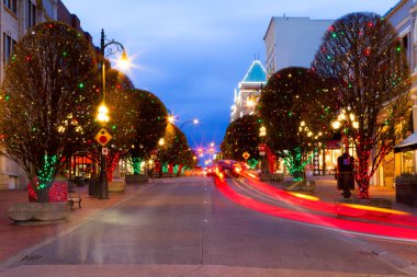 VICTORIA CANADA 1 DEC 2016: Şehir Noel için dekore edildi. İnsanlar şehir merkezinde alışveriş yapıyor. Victoria 'nın cazibesi ve güzelliği tüm dünya gezginlerine çok şey katar..