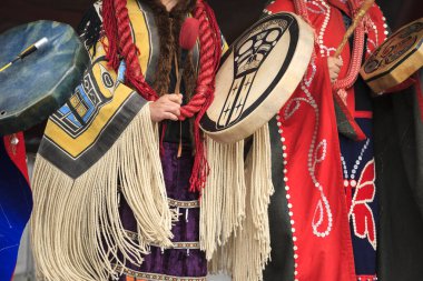 VICTORIA, CANADA - 18 Haziran 2016: Victoria Aborjin Kültür Festivali 'nde ilk yerli dansçılar sahne alacak. Victoria şehir merkezindeki Royal BC Müzesi 'nde muhteşem performanslar..