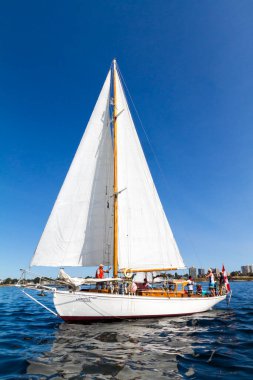 VICTORIA, CANADA -SEPT 4, 2016: Geleneksel Victoria Klasik Bot Festivali Kanada, ABD 'den çok sayıda ev sahibi ve ziyaretçi çekiyor. Son günde sergilenen ve yelken açan birçok el işi var.. 